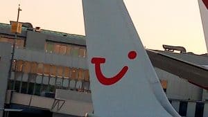 Flügel einer TUI Maschine mit Logo